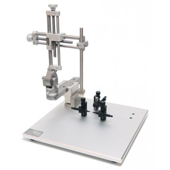 Compact stereotaxic frame for mice